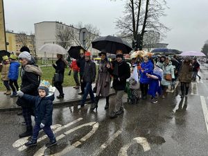 Zdjęcie przedstawia uczestników Orszaku Trzech Króli