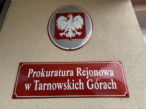 Zdjęcie przedstawia Godło Polski oraz napis Prokuratura Rejonowa w Tarnowskich Górach