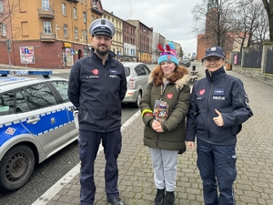 Zdjęcie policjantów z wolontariuszką