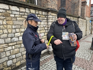 Zdjęcie policjantki z wolontariuszem