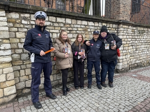 Zdjęcie policjantów z wolontariuszami