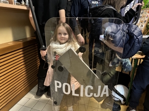 zdjęcie dziewczynki z policyjnym sprzętem