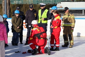 Zdjęcie ratowników oraz dzieci na lodowisku