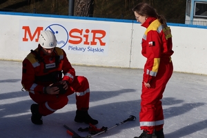 Zdjęcie ratowników na lodowisku