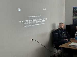 Zdjęcie przedstawia policjanta prowadzącego szkolenie