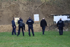 Zdjęcie przedstawia policjantów podczas szkolenia strzeleckiego