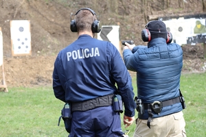 Zdjęcie przedstawia policjantów podczas szkolenia strzeleckiego