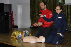 Zdjęcie przedstawia policjantkę oraz ratownika wodnego podczas pokazu pierwszej pomocy