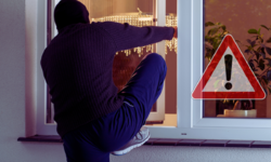 Grafika przedstawiająca mężczyznę wchodzącego do domu przez okno