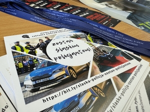 Zdjęcie przedstawia policjantów oraz uczniów podczas testów
