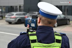 Policjant kontrolujący prędkość