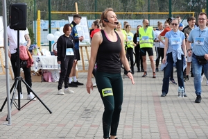 Zdjęcie policjantki prowadzącej rozgrzewkę