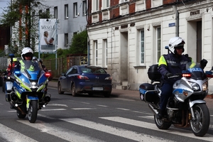 Zdjęcie przedstawia policyjne motocykle podczas przejazdu