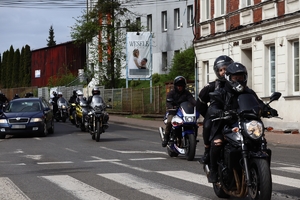 Zdjęcie przedstawia motocykle podczas przejazdu