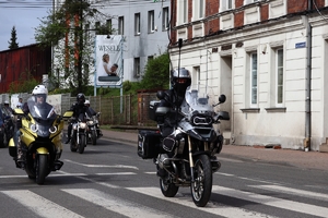 Zdjęcie przedstawia motocykle podczas przejazdu