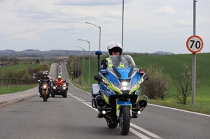 Zdjęcie przedstawia policyjne motocykle podczas przejazdu