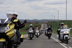 Zdjęcie przedstawia uczestników  na motocyklach podczas przejazdu