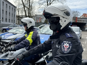 Zdjęcie przedstawia policyjnych motocyklistów