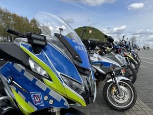 Zdjęcie przedstawia motocykle służb mundurowych na tle Kopca Wyzwolenia