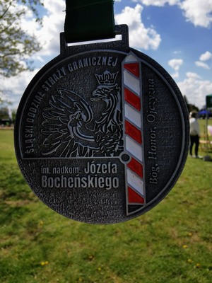 Zdjęcie przedstawia medal