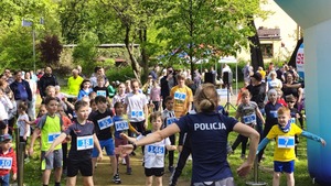 Zdjęcie przedstawia policjantów podczas biegu