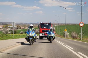 Zdjęcie policyjnych motocyklistów oraz wóz strażacki