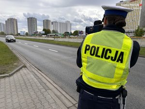 Zdjęcie policjantki kontrolującej prędkość