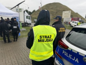 Zdjęcie przedstawia policjantów podczas zabezpieczenia Dni Piekar Śląskich