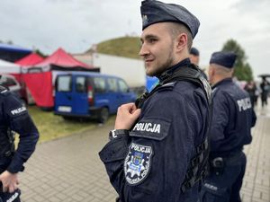 Zdjęcie przedstawia policjantów podczas zabezpieczenia Dni Piekar Śląskich