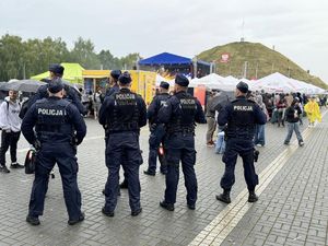 Zdjęcie przedstawia policjantów podczas zabezpieczenia Dni Piekar Śląskich