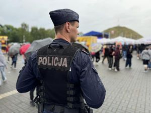 Zdjęcie przedstawia policjantów podczas zabezpieczenia Dni Piekar Śląskich