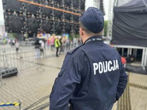 Zdjęcie przedstawia policjantów podczas zabezpieczenia Dni Piekar Śląskich