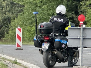 Zdjęcie przedstawia policjantów podczas zabezpieczenia Dni Piekar Śląskich