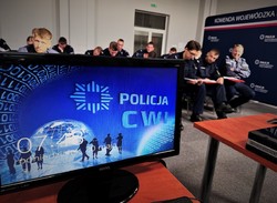 Ekran monitora oraz policjanci