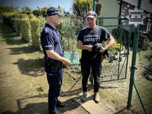 Zdjęcie przedstawia policjanta podczas kontroli ogródków działkowych