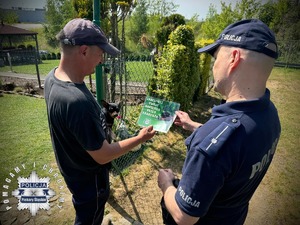 Zdjęcie przedstawia policjanta podczas kontroli ogródków działkowych