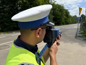 Policjant kontrolujący prędkość