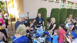 zdjęcie policyjnego motocyklisty oraz dzieci