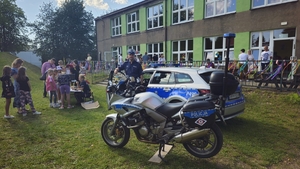 zdjęcie policyjnego motocykla oraz policjanta podczas wizyty w przedszkolu
