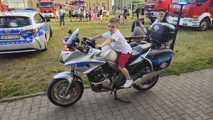 zdjęcie dziecka siedzącego na policyjnym motocyklu