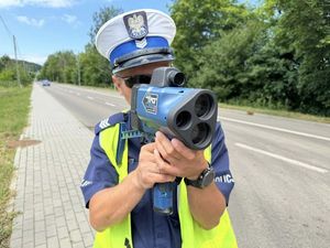 Zdjęcie przedstawia policjanta podczas kontroli prędkości