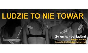 Cztery kobiety w bieliżnie z etykietkami przypiętymi na plecach. U góry żółty napis: Ludzie to nie towar. Na dole biały napis: Zgłoś handel ludźmi i na żólto numer telefonu: +48 664 974 934 i adres e-mail: handelludzmibsk@policja.gov.pl