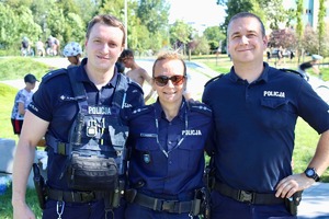 Zdjęcia policjantów oraz młodzieży podczas otwarcia pumptracku