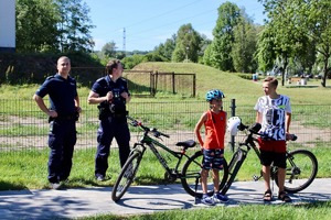 Zdjęcia policjantów oraz młodzieży podczas otwarcia pumptracku