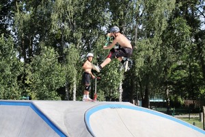 Zdjęcia policjantów oraz młodzieży podczas otwarcia pumptracku