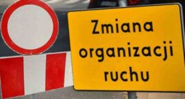 Grafika ze znakami oraz informacją zmiana organizacji ruchu