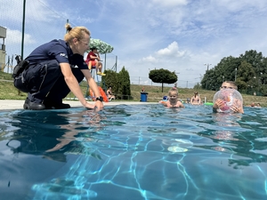 Zdjęcie przedstawia policjantów podczas wizyty na basenie