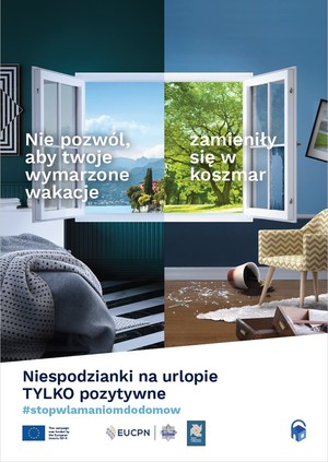 pokój z otwartymi skrzydłami okiennymi podzielony na dwie części. Za oknem widzimy – po lewej stronie jezioro wkomponowane w górzysty krajobraz oraz – po prawej park z rozłożystymi koronami drzew. W prawym skrzydle okiennym wybita jest szyba, której odłamki leżą na podłodze. Pod oknem leży przewrócona doniczka z kwiatem, a obok splądrowane szuflady. Po prawej stronie okna na ścianie wisi przekrzywiony obraz. Po lewej stronie okna pokazany jest pokój, w którym dominuje kolor niebieski. Następnie na tle tego pokoju pokazuje się biały napis „Niespodzianki na urlopie tylko pozytywne” oraz poniżej napis w kolorze żółtym „stop włamaniom do domów” pisany bez przerw między słowami. Na samym dole od lewej strony ukazuje się flaga Unii Europejskiej, logo programu profilaktycznego Razem bezpieczniej – cztery splecione dłonie, odznaka - gwiazda z napisem Policja, logo EUCPN oraz symbol domu z pałąkiem imitującym zamknięta kłódkę