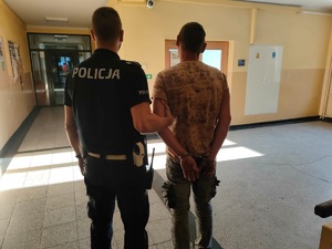 Zdjęcie policjanta oraz zatrzymanego mężczyznę