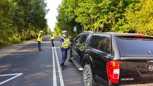 Policjanci podczas kontroli trzeźwości kierujących